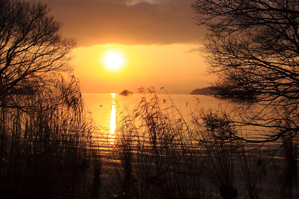 湖畔の夕暮れ