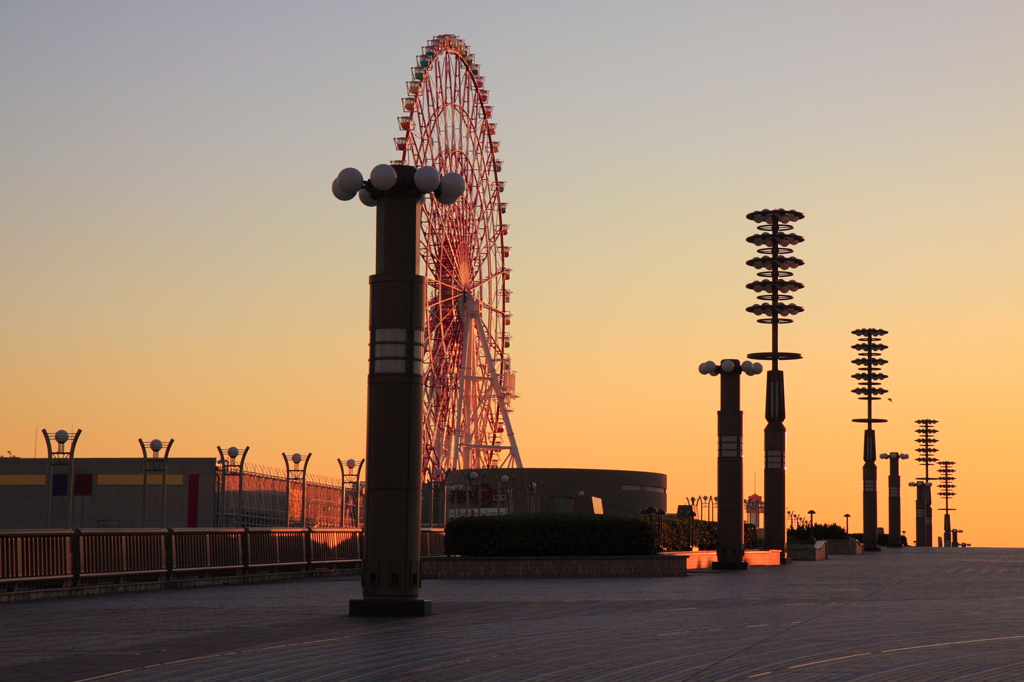 誰もいない大都会の夕日