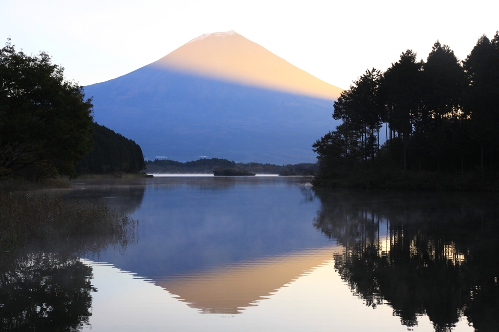 朝日に映える逆さ富士山