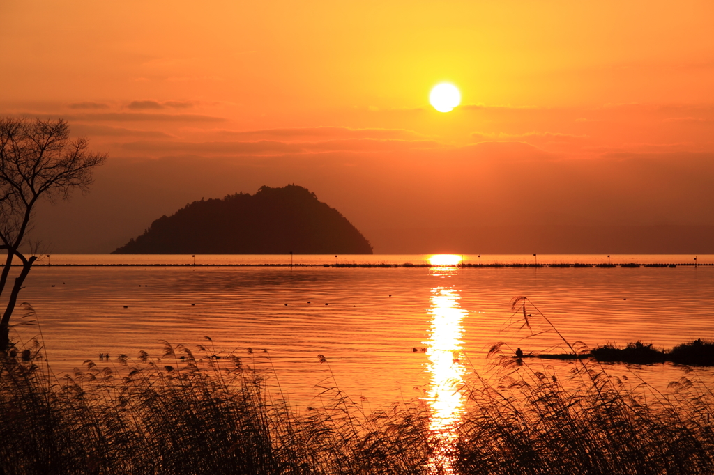 夕焼けに染まる竹生島