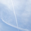 ひこーき雲が空に映し出す影。