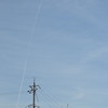 桜と電柱と飛行機雲。