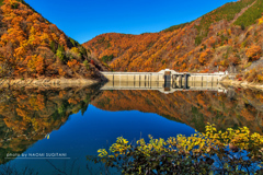 晴天のダム湖