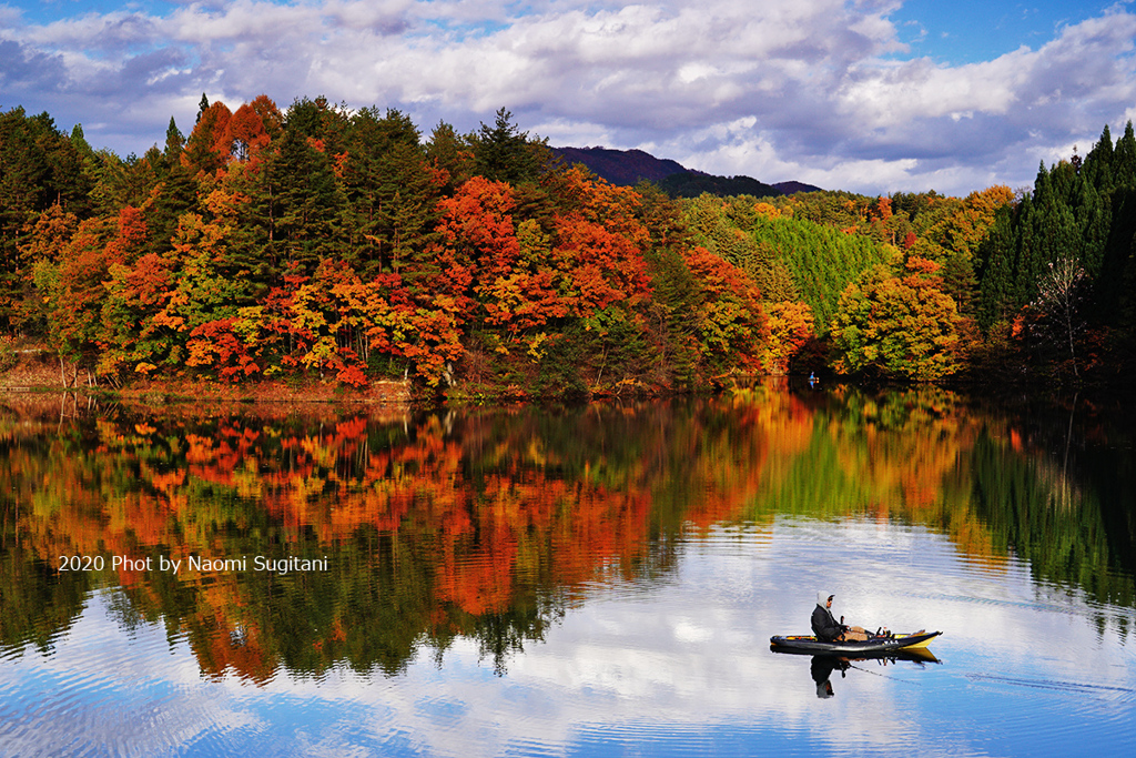 紅葉の釣り人