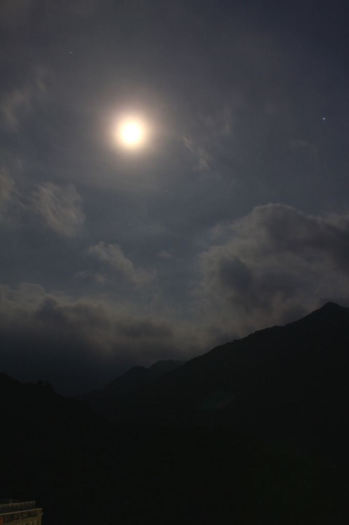 窓から見える夜空