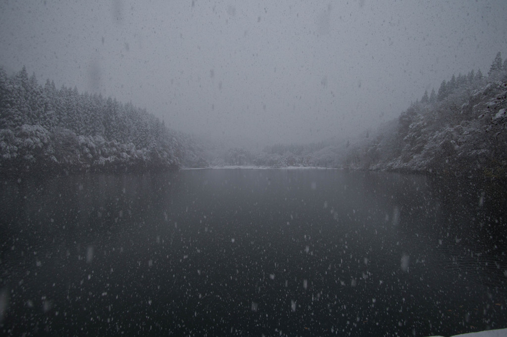 雪降る湖