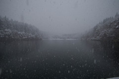雪降る湖