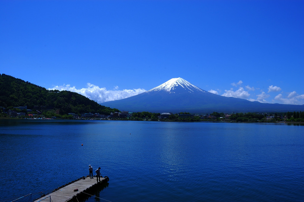 河口湖から富士山を...。