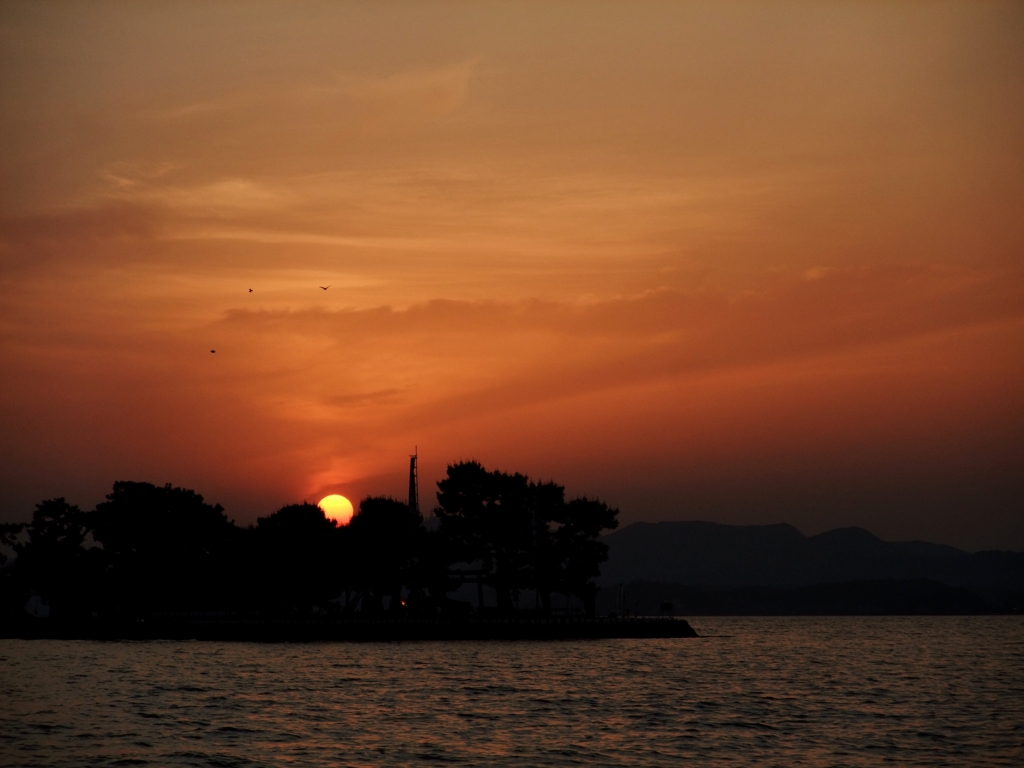 夕日に八雲立つ