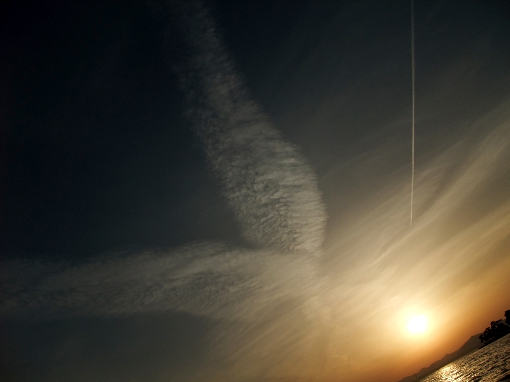 夕日に八雲立つ