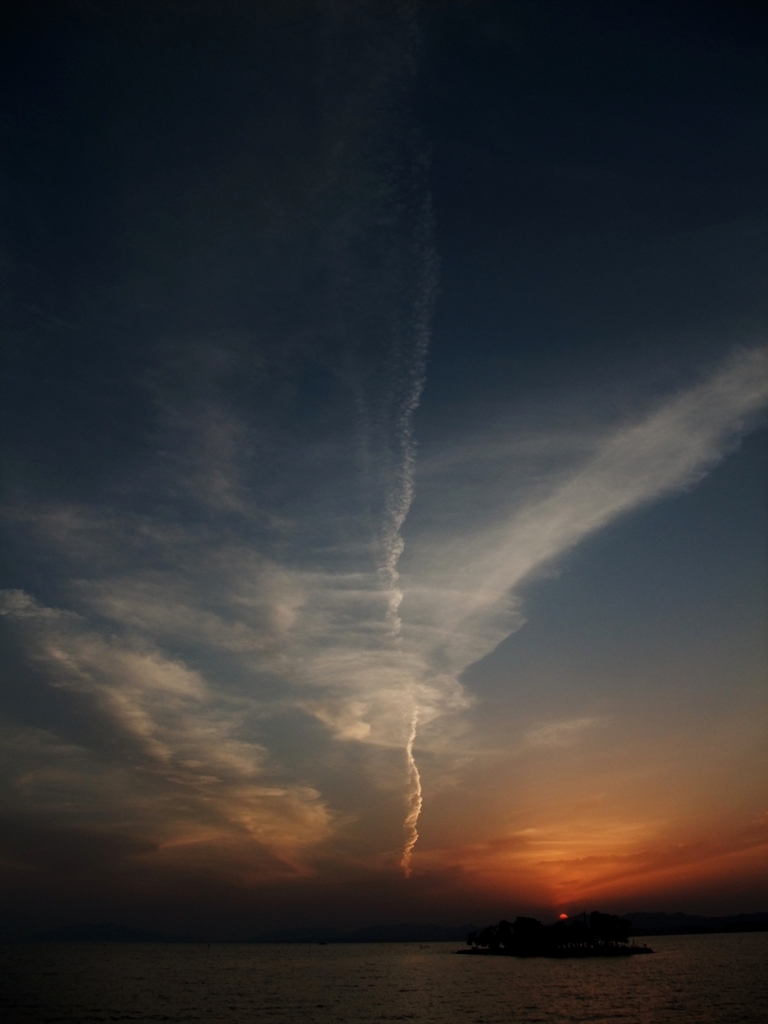 夕日に八雲立つ