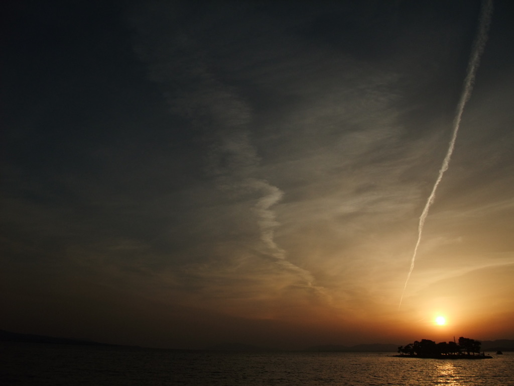 夕日に八雲立つ
