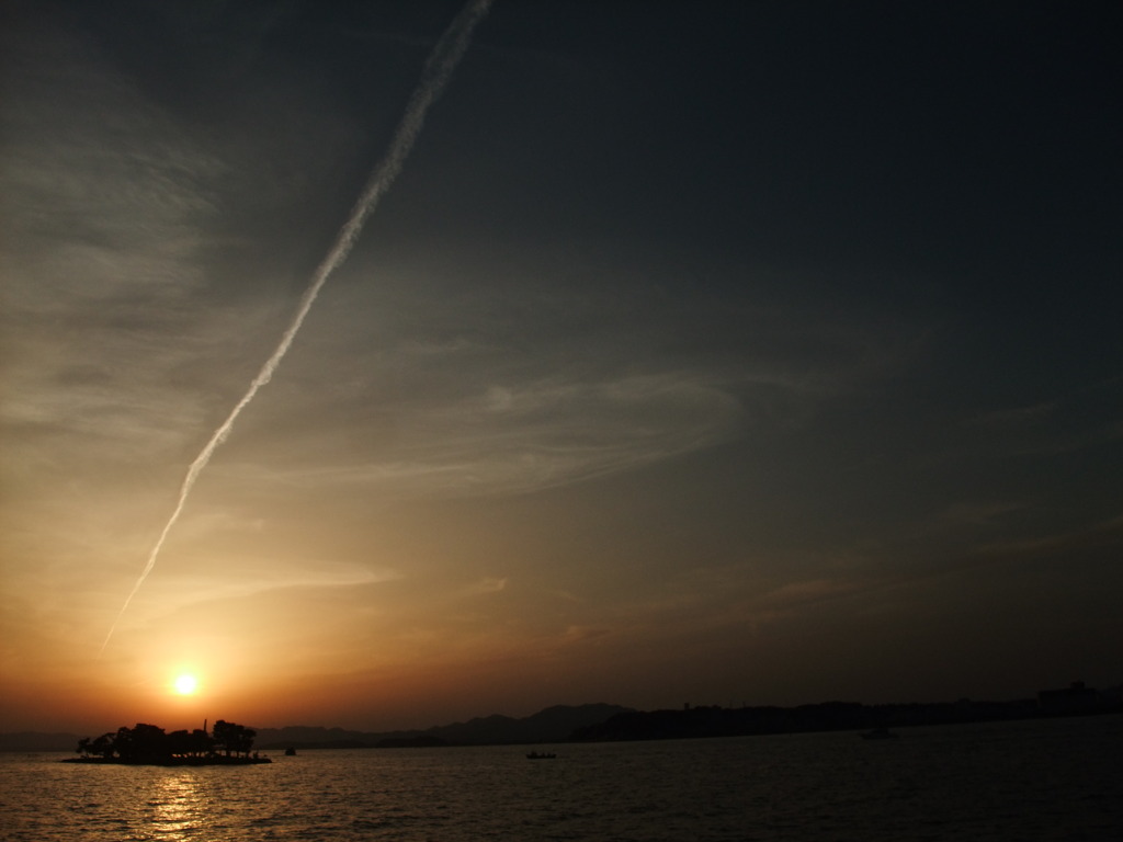 夕日に八雲立つ