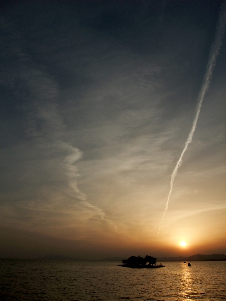 夕日に八雲立つ