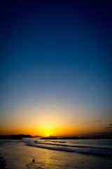 飛行機雲と夕焼け