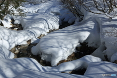 雪山の渓谷