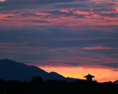 山のお寺の鐘が鳴る♪