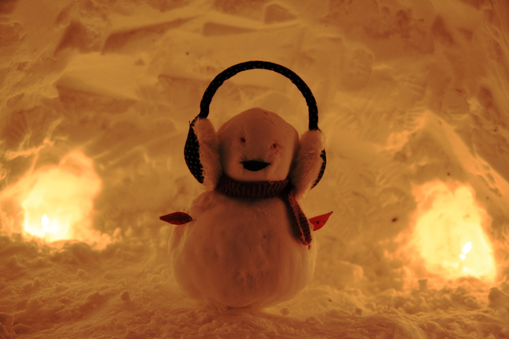 A winter fairy is melting a Snowman ♪
