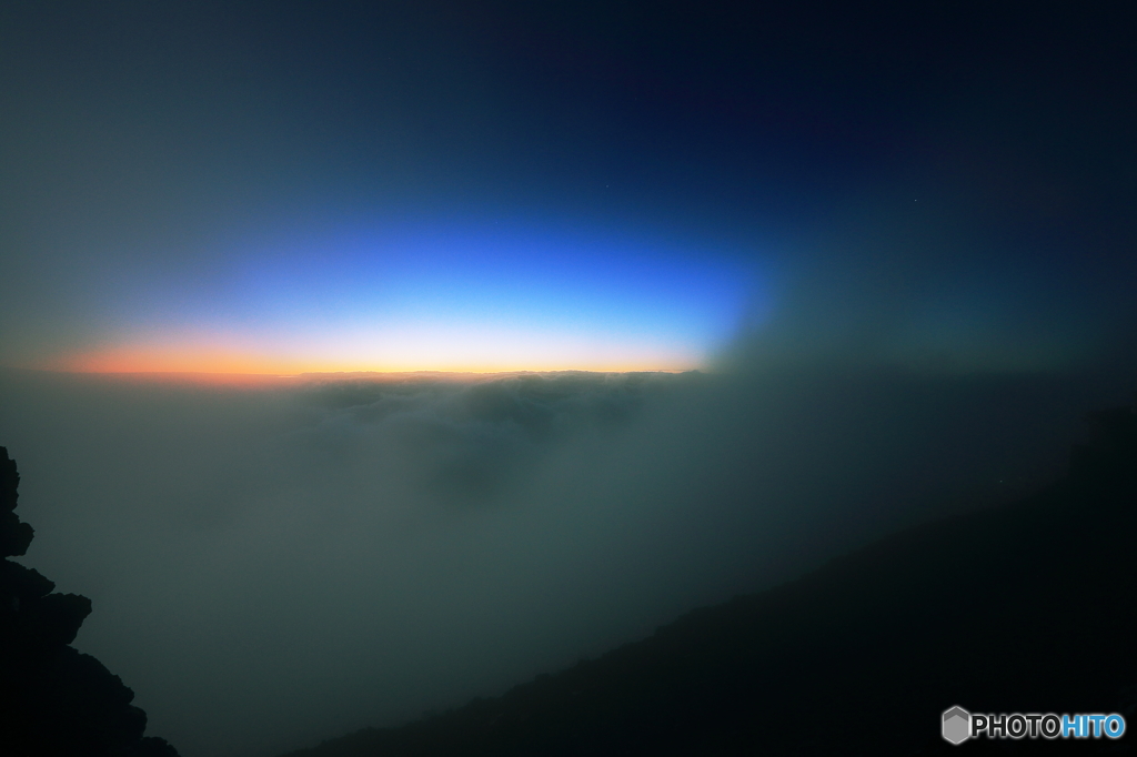 濃霧の夜明け