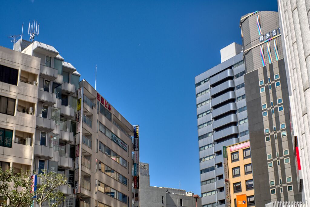 青空に映えるビル