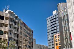 青空に映えるビル