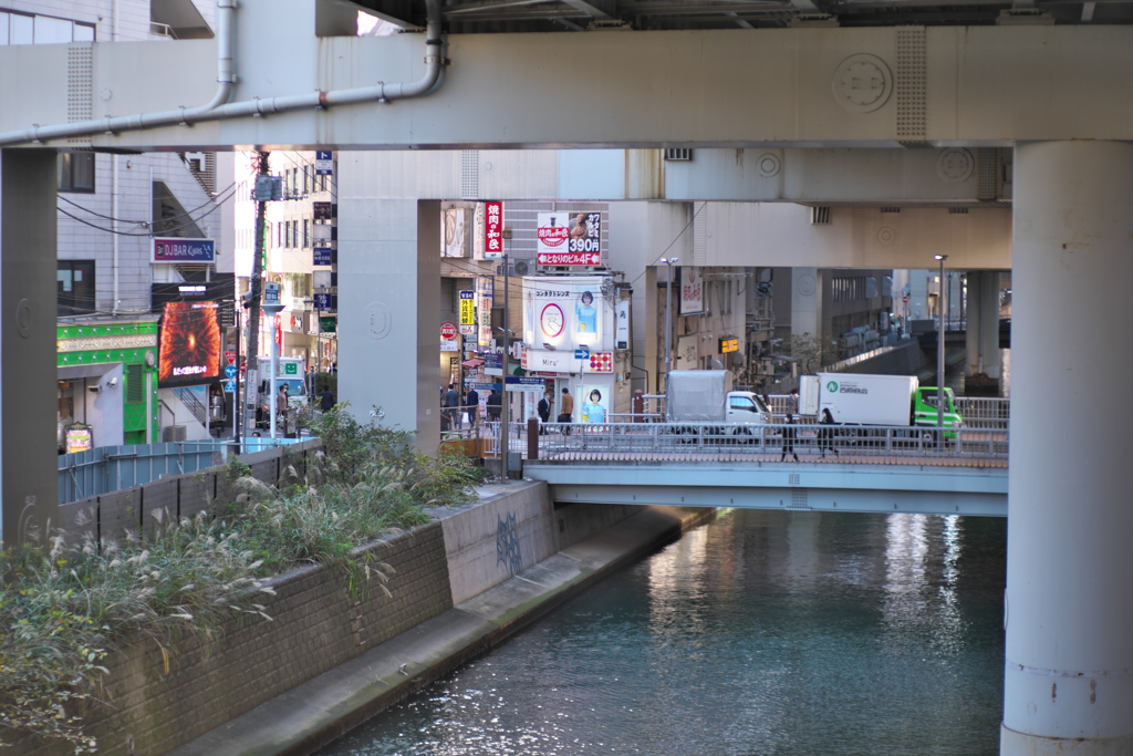 川のある繁華街