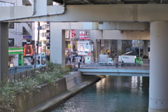 川のある繁華街