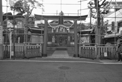 改修される神社