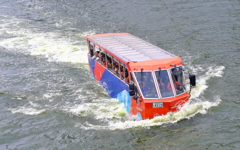 海上を走るバス