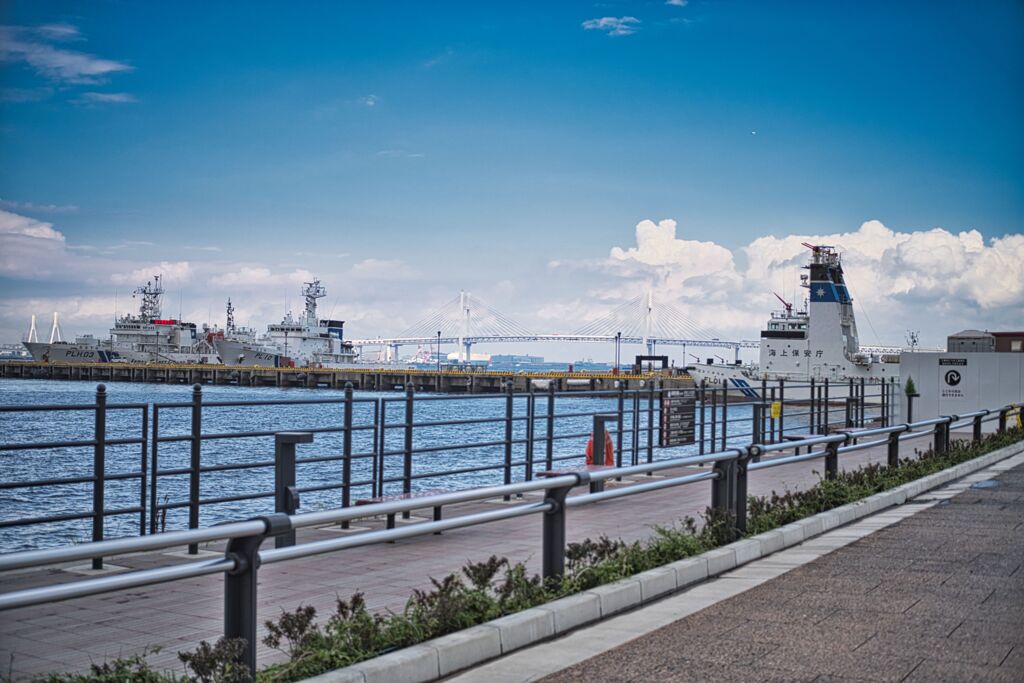 ベイブリッジと巡視船