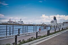 ベイブリッジと巡視船