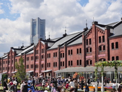 ランドマークタワーと赤レンガ倉庫