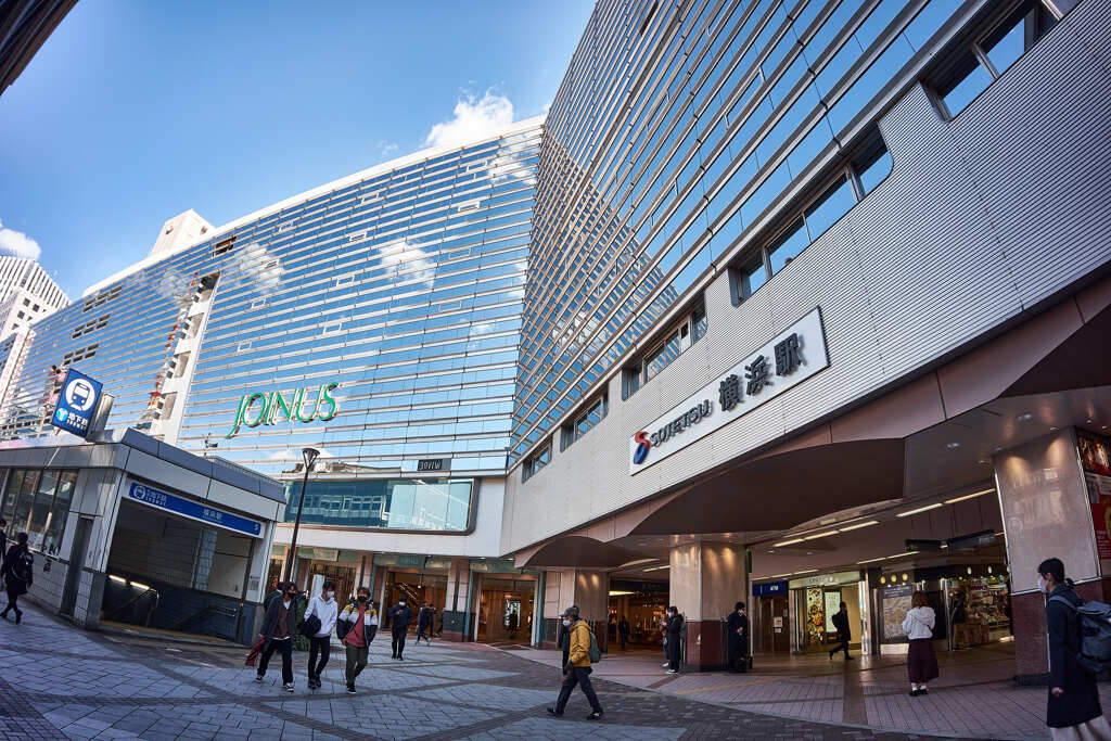 駅前の建物