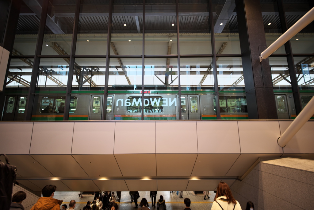 駅ビルと電車の調和