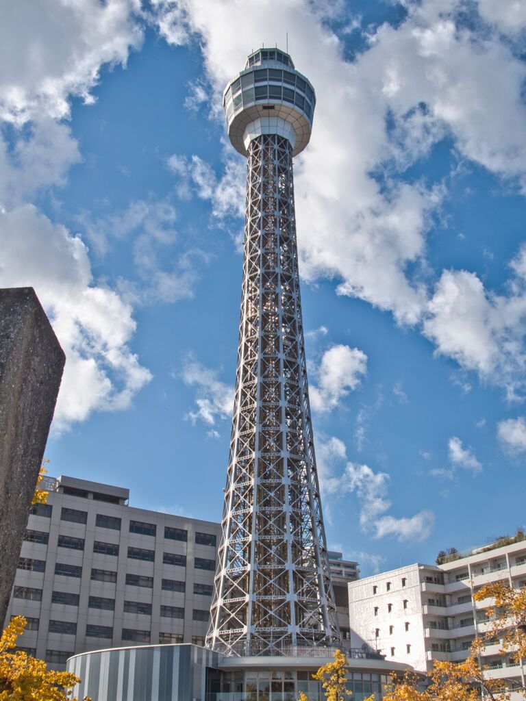 横浜マリンタワーと青空