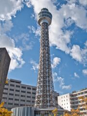 横浜マリンタワーと青空