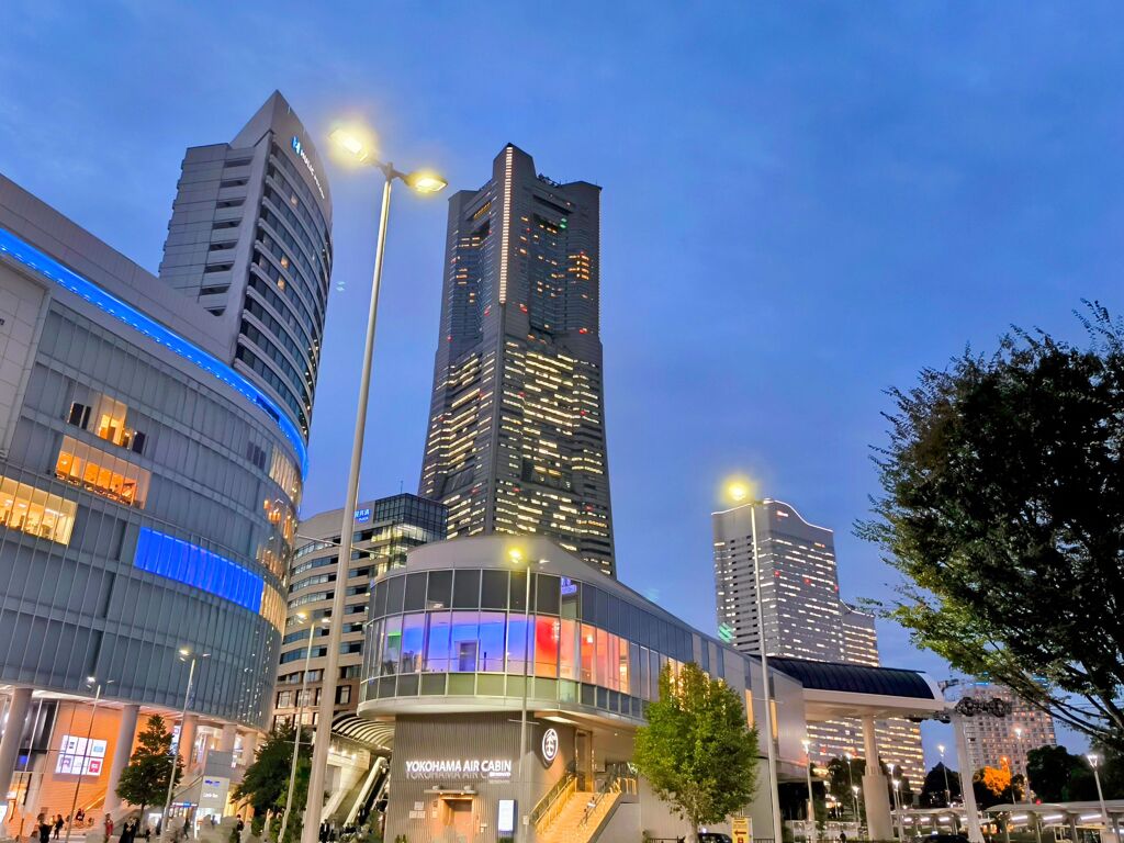 夕暮れの駅前