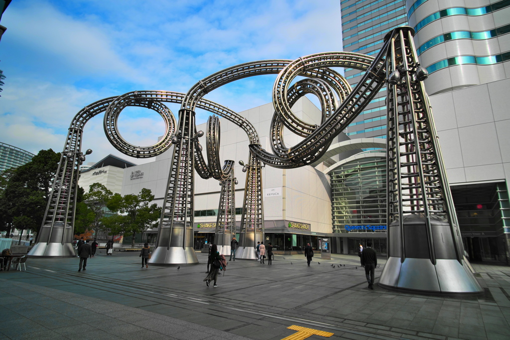 オブジェ「モクモク　ワクワク　ヨコハマ　ヨーヨー」