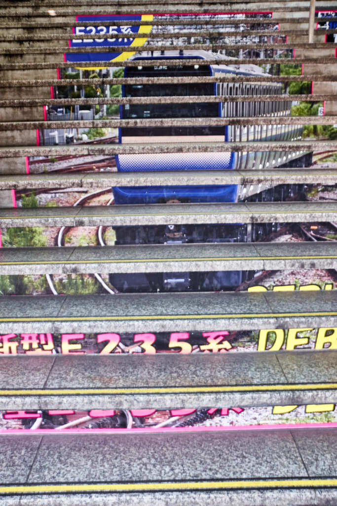 横須賀線E235デビュー階段ポスター