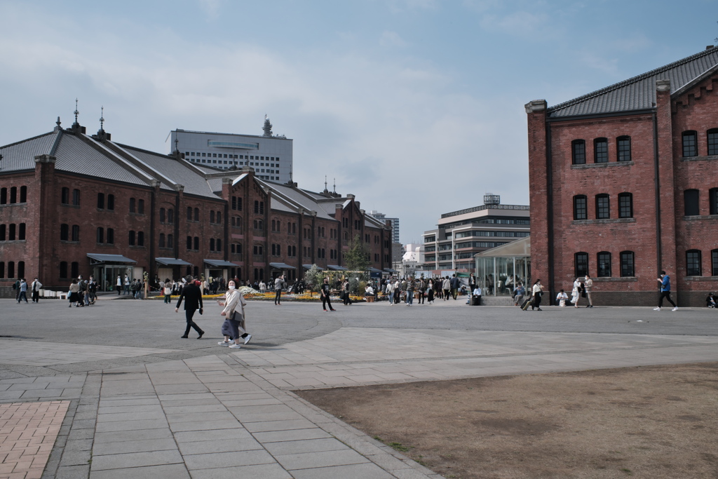 赤レンガ倉庫の人波