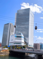 横浜市役所とAIR CABIN