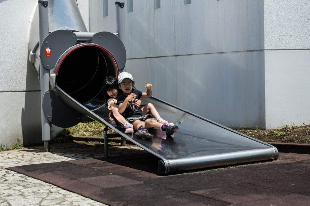 公園の新型すべり台