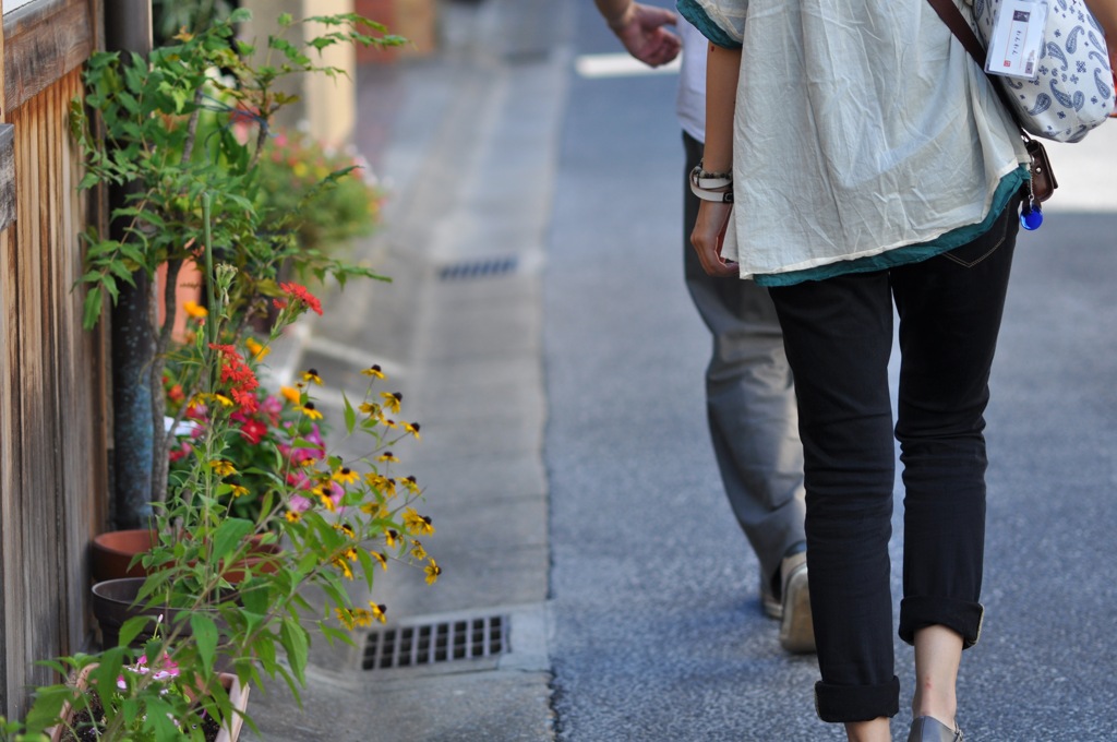 街路を往く女(ヒト)