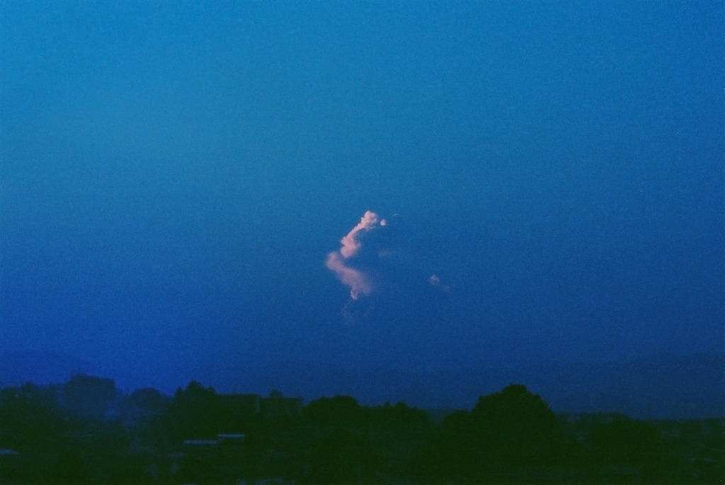 はぐれ雲、夕日うけて。