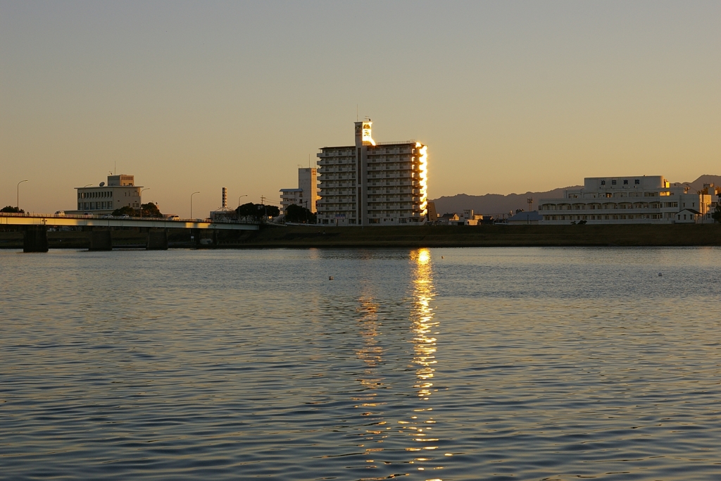 大河を照らすビルジング