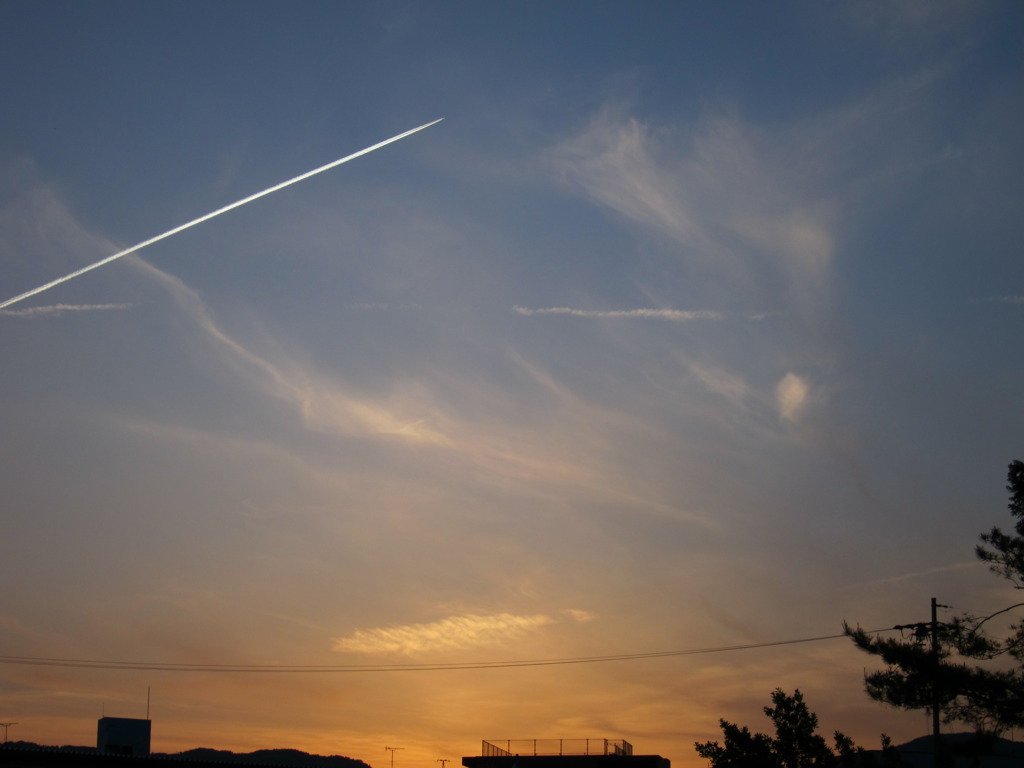 夕焼けと飛行機雲