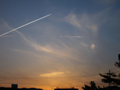 夕焼けと飛行機雲