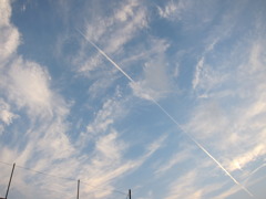 青空を切り裂く飛行機雲