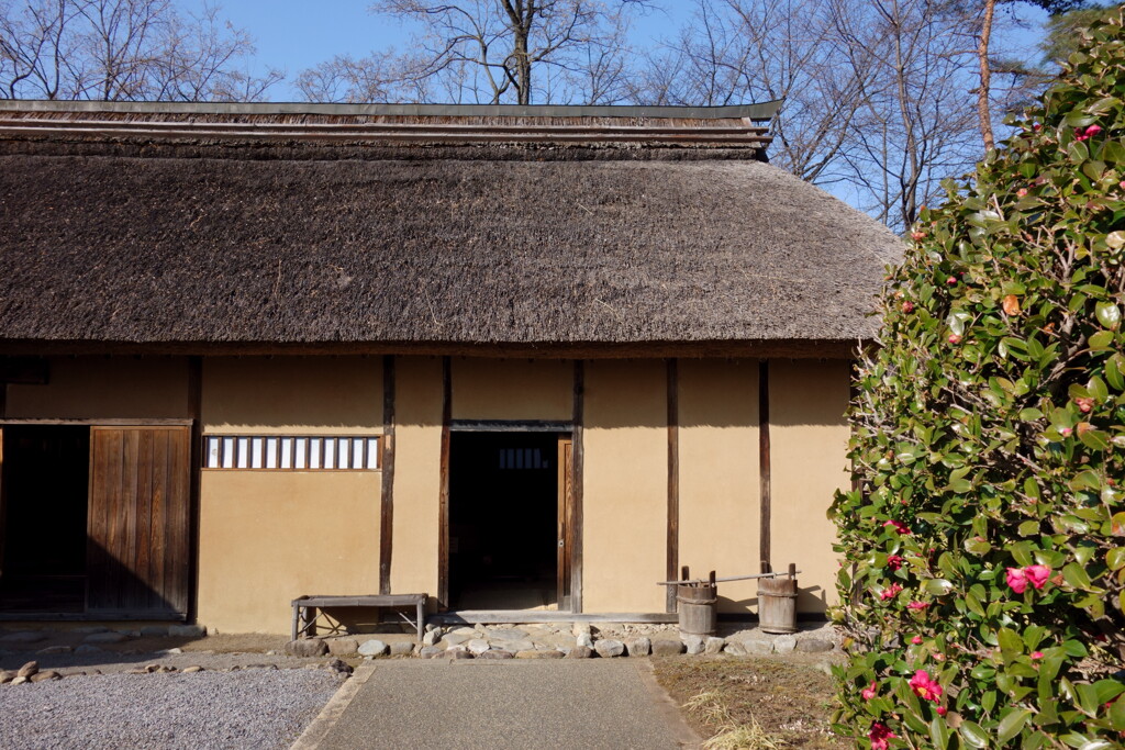 かやぶき屋根の小さな家