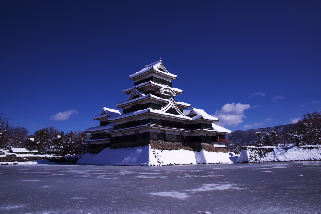 雪晴れの松本城